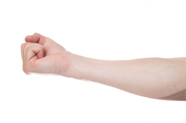 Erkek yumruğu, beyaz arka planda izole edilmiş. Dövüş anlayışı