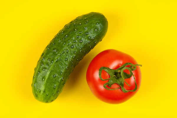 Belo pepino fresco e tomate no fundo amarelo. Ripe v — Fotografia de Stock