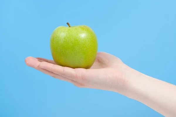 손 들고 유기 맛있는 사과 고립에 파란색 배경 — 스톡 사진