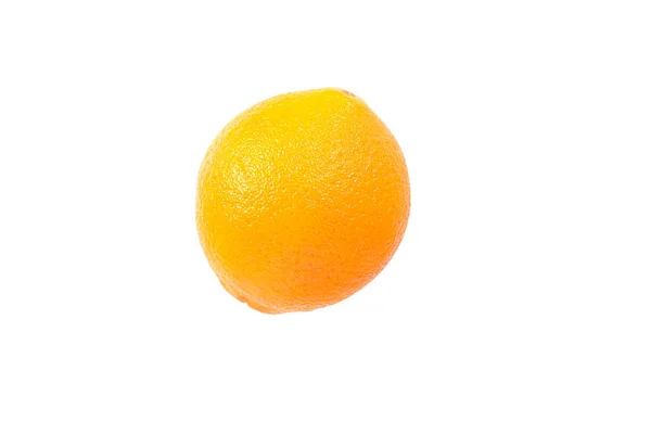 白い背景に分離された手に熟したジューシーなオレンジ。健康 — ストック写真