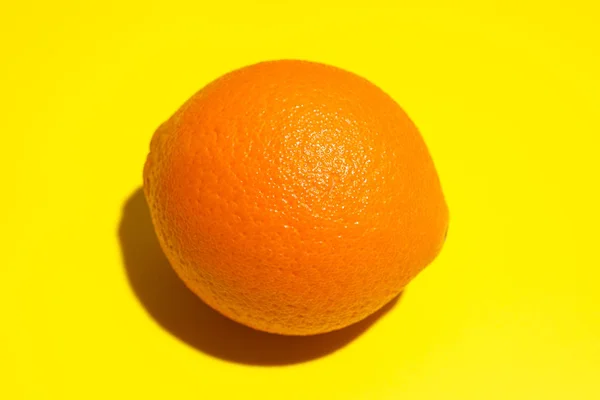 Reife saftige Orange auf gelbem Hintergrund. gesunde Ernährung und Ernährung — Stockfoto