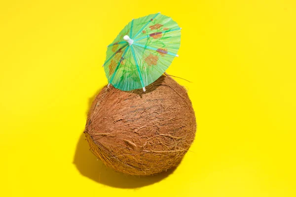 Świeży, naturalny kokos z parasolem koktajlowym na Yello — Zdjęcie stockowe