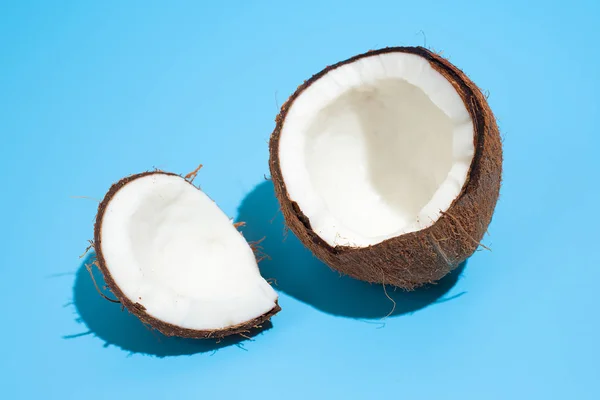Čerstvý šťavnatý kokosový ořech izolovaný na modrém pozadí. Koncept on — Stock fotografie