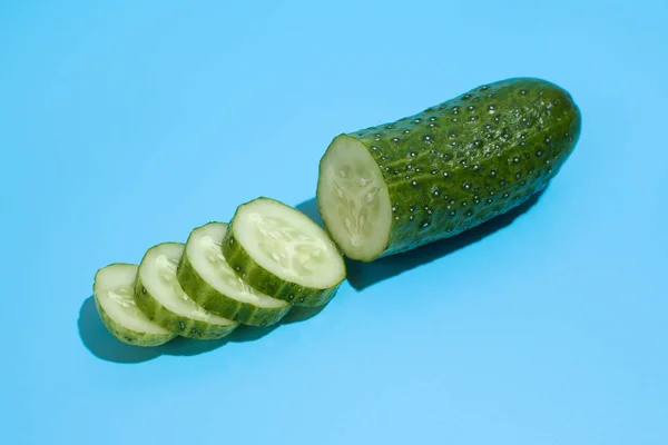 Rijpe groene komkommer op blauwe achtergrond. Gezond eten en Bekijk — Stockfoto