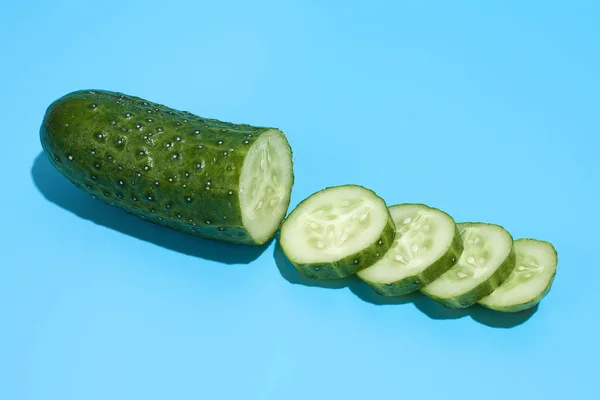 Ripe green cucumber on blue background. Healthy eating and dieti — Stock Photo, Image