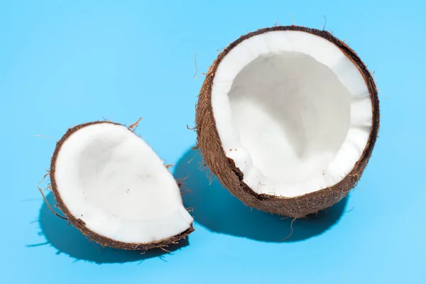 Świeży soczysty kokosowy izolowany na niebieskim tle. Koncepcja on — Zdjęcie stockowe