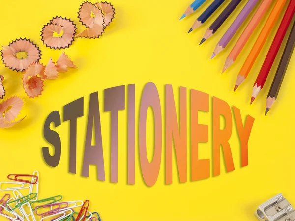 ดินสอสีบางสีที่มีสีต่างกันและมีดเหลาดินสอ — ภาพถ่ายสต็อก