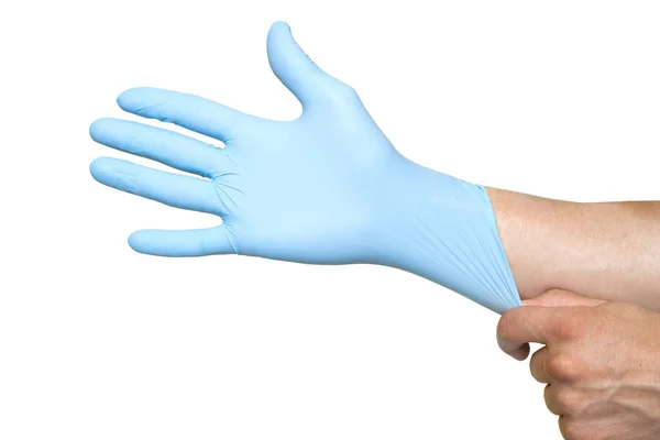 Médico poniéndose guantes azules protectores aislados en la espalda amarilla — Foto de Stock