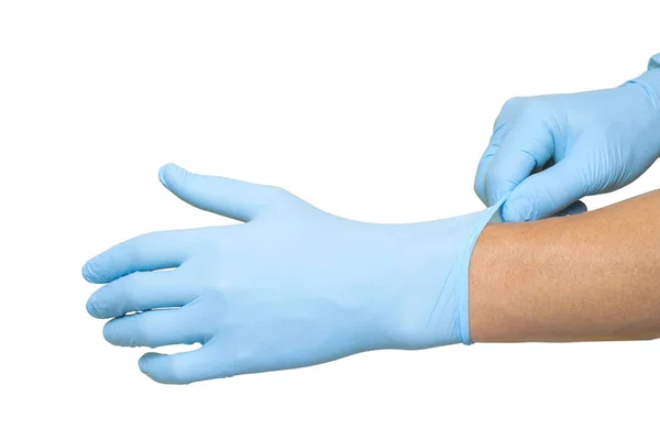 Médico poniéndose guantes azules protectores aislados en respaldo blanco — Foto de Stock