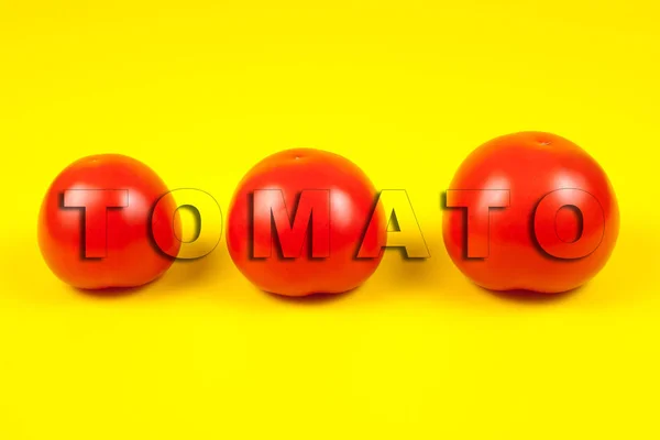 Piękne świeże pomidory izolowane na żółtym tle. Słowo Tom — Zdjęcie stockowe