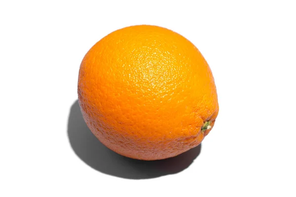 Mogen saftig orange på vit bakgrund. Hälsosam kost och dietIn — Stockfoto