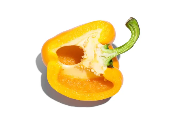 白色背景上成熟的黄胡椒。健康饮食 — 图库照片