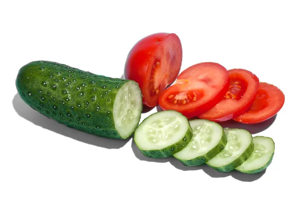 Reife grüne Gurke und rote Tomate auf weißem Hintergrund. Gesund — Stockfoto