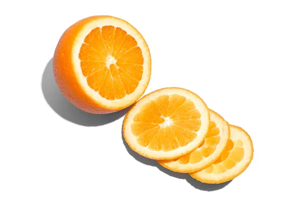 Naranja jugosa madura deliciosa sobre fondo blanco. Alimentación saludable — Foto de Stock