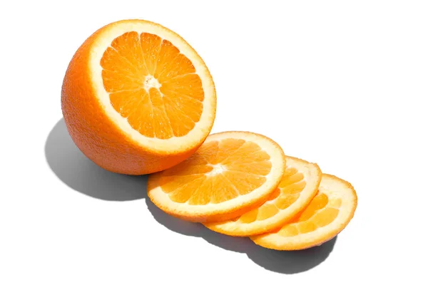 Suculento laranja delicioso maduro no fundo branco. Alimentação saudável — Fotografia de Stock