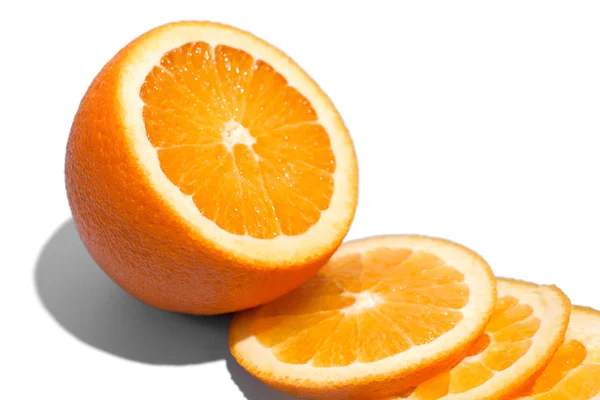 Naranja jugosa madura deliciosa sobre fondo blanco. Alimentación saludable — Foto de Stock