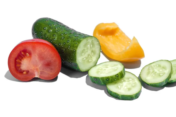 Rijpe groene komkommer, gele peper en rode tomaat op witte ACHTERG — Stockfoto