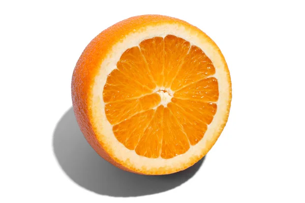 Reife saftige köstliche Orange auf weißem Hintergrund. Gesunde Ernährung — Stockfoto