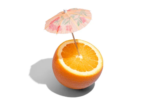 Świeży soczysty pomarańczowy z parasolem koktajlowym na białym tle — Zdjęcie stockowe