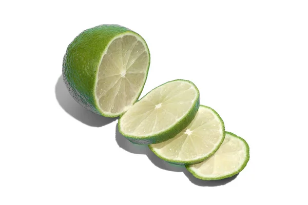 Mogen saftig läcker lime på vit bakgrund. Hälsosam äta en — Stockfoto