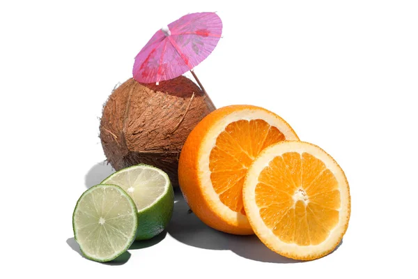 Naranja jugosa fresca, coco y lima verde con una umbre de cóctel — Foto de Stock
