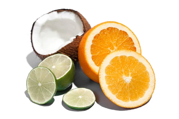 Свежий сочный апельсин, кокос и зеленый лайм изолированы на белом берегу — стоковое фото