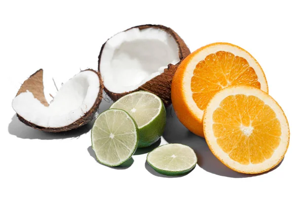Świeży soczysty pomarańczowy, kokosowy i zielony wapno na białym BAC — Zdjęcie stockowe