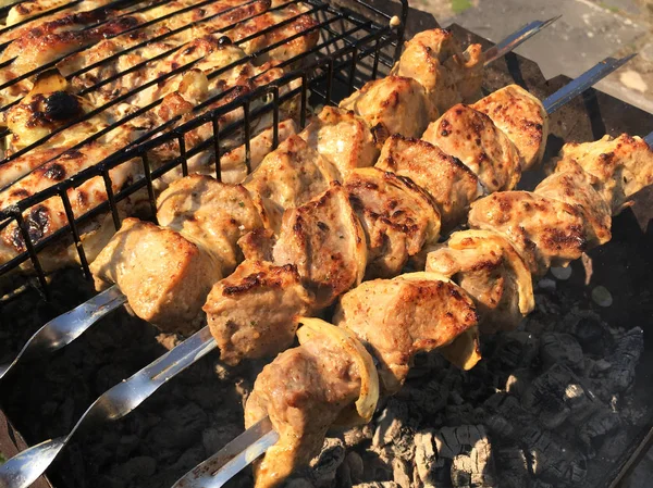 Griglia sui carboni con fumo, barbecue. Pezzi di carne di pollo — Foto Stock