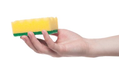 Erkek el beyaz bir b izole sarı bir temizlik süngeri tutan