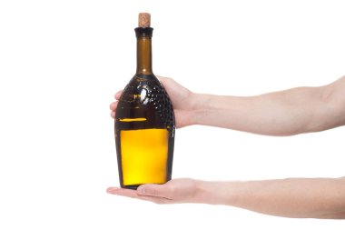 Beyaz arka planda lezzetli şarap ile şişe tutan adam