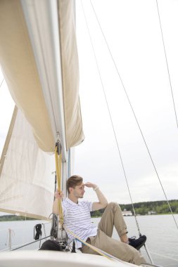 Yach üzerinde Yakışıklı genç adam