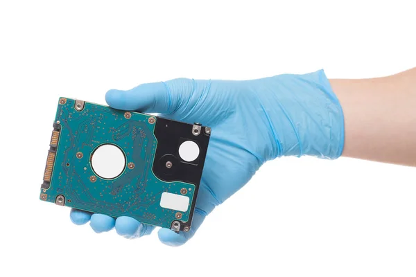 Χέρι σε λατέξ χειρουργικό γάντι κρατήσει σκληρό δίσκο, απομονώνεται σε ένα λευκό — Φωτογραφία Αρχείου