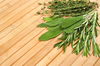 Ahşap giriş üzerinde izole pişirme için taze otlar koleksiyonu