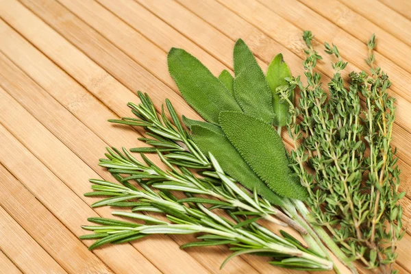 Collection d'herbes fraîches pour la cuisson isolée sur fond en bois — Photo