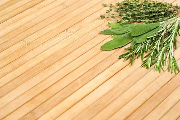 Collection d'herbes fraîches pour la cuisson isolée sur fond en bois — Photo