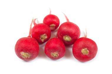 Beyaz arka planda izole taze turp. Yakın çekim