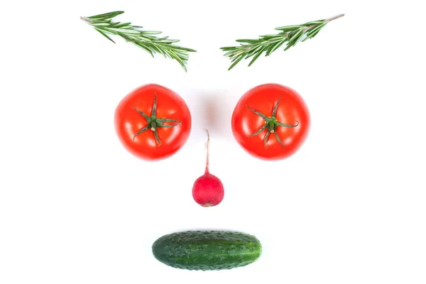 異なる野菜トマト、キュウリ、大根からの面白い顔, — ストック写真