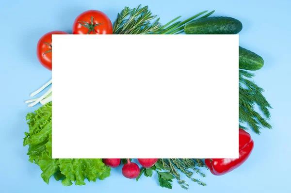 Свежие красочные органические овощи, захваченные сверху (вид сверху) , — стоковое фото