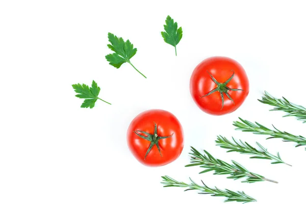 Tomate fraîche, persil et romarin isolés sur un fond blanc — Photo