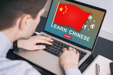 Ekranda Çince öğrenin dizüstü bilgisayar üzerinde çalışan adam. Eğitim 