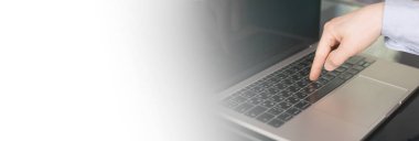 Bir tek parmak ile bulanık laptop klavye düğmesine basarak