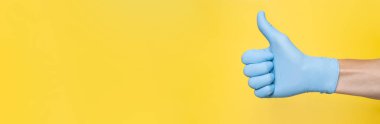 Doktor Mavi Lateks Eldiven Giyen Thumbs Up Sign. Sarı ba
