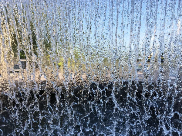 Pared de agua. Una hermosa vista a través de la cascada de agua que cae —  Fotos de Stock