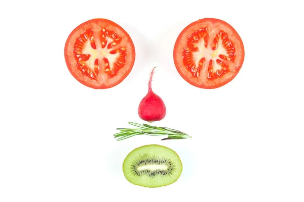 Visage drôle de différents légumes tomates, kiwi, radis et — Photo