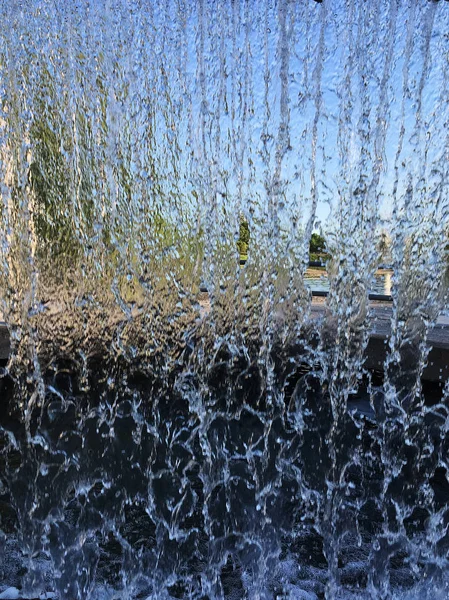 물의 벽입니다. 떨어지는 물 캐스케이드를 통해 아름다운 전망 — 스톡 사진