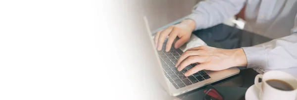 Onun laptop üzerinde çalışan genç bir adamın kırpılmış görüntü, adam eller bu