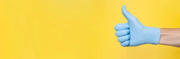 Doktor Mavi Lateks Eldiven Giyen Thumbs Up Sign. Sarı ba