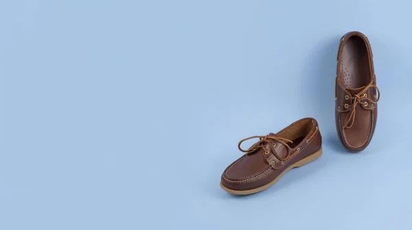 Yansıma ile mavi arka plan kahverengi erkek topsiders ayakkabı. F