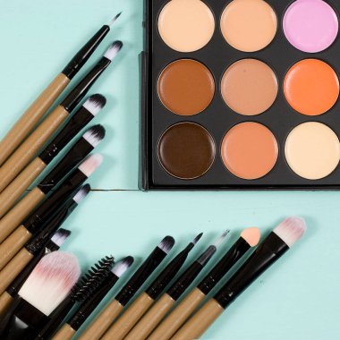 Makyaj seti yumuşak makyaj fırçaları ve maskara açık arkaplanda