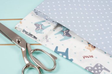 Pamuk kumaş üzerinde terzilik ya da makas